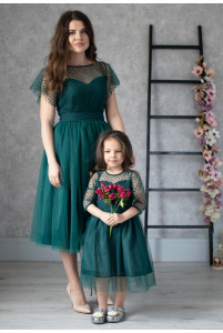 Пишні смарагдові сукні для мами та доньки